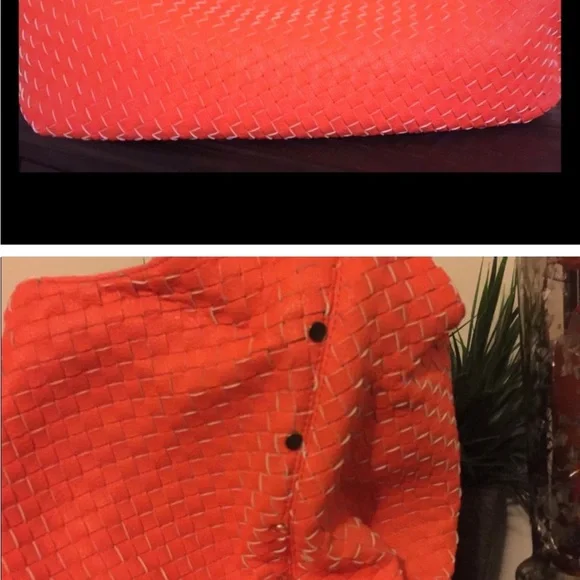 ISO THIS PURSE IF ANYONE KNOWS WHERE THEY SELL THEM OR HAS ONE PLEASE LMK❤️ - Picture 2 of 3